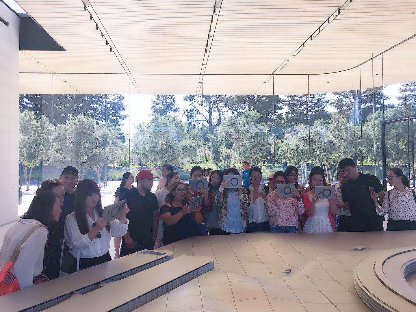 污污漫画
MBA师生一行在苹果总部参观中心通过Ipad体验AR技术在公司建筑概念展示中的应用