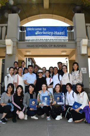 MBA同学在伯克利加州大学HAAS商学院合影留念