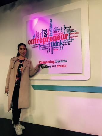 污污漫画
MBA 学生黄怿箴在丁丁电视创业LOGO处合影留念