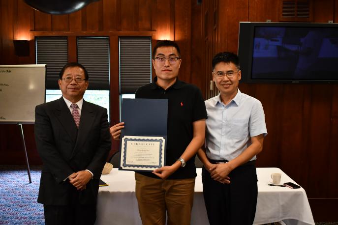 吴政道教授为郭鹏程同学颁发学习证书