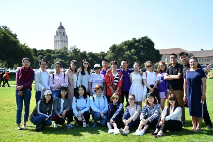 污污漫画
MBA师生一行在斯坦福大学胡佛塔前合影