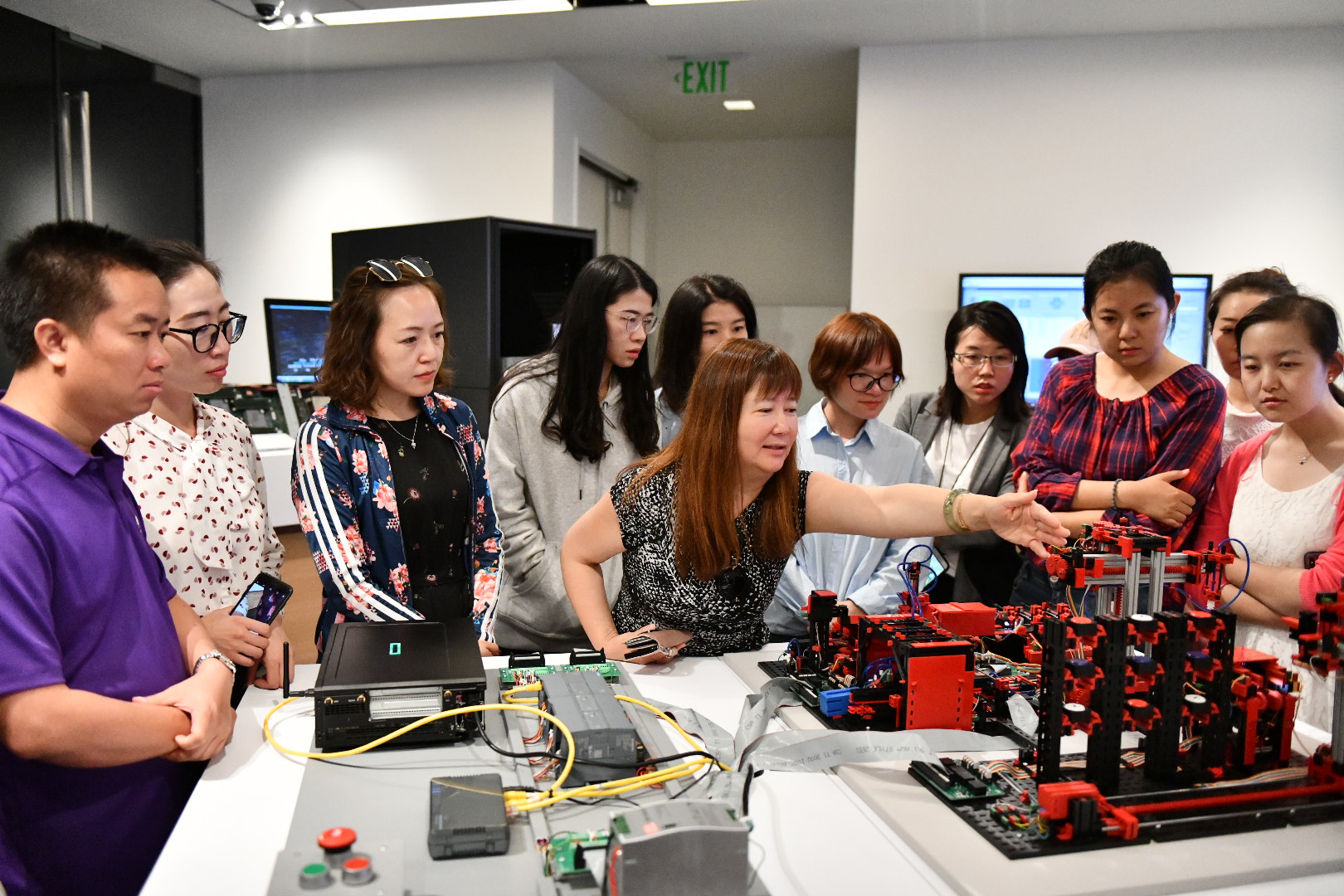 Amy女士向污污漫画
MBA师生一行演示慧与公司无人机生产流水线的机械模拟模型