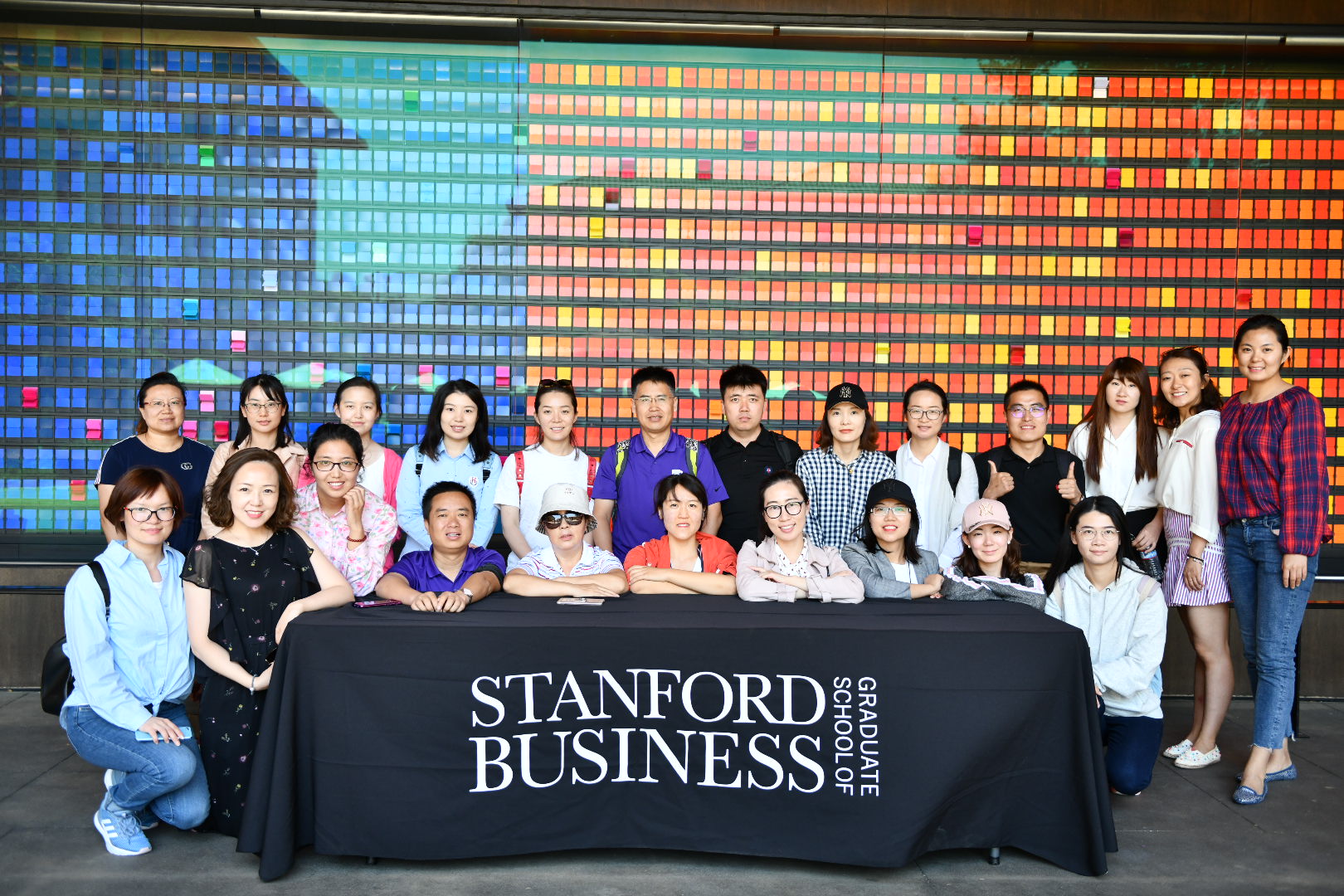 污污漫画
MBA师生一行在斯坦福大学商学院合影