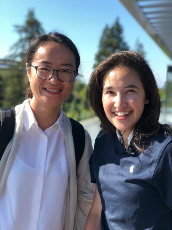 污污漫画
MBA学生李蕊与苹果总部参观中心工作人员合影留念