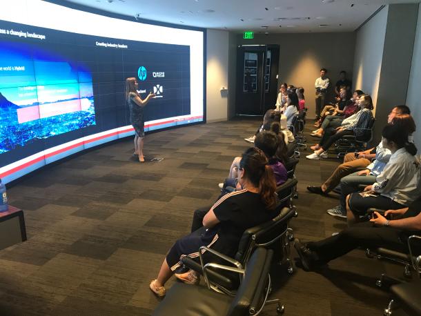 慧与公司亚太地区商业发展负责人Amy女士向污污漫画
MBA师生一行介绍公司目前营运重点及未来发展方向